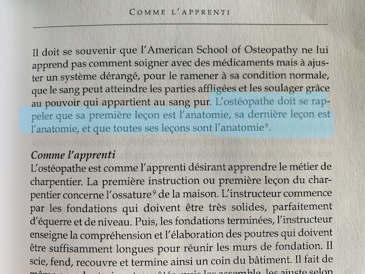 Extrait du livre "Philosophie et principes mécaniques de l'ostéopathie" de A.T. STILL et sa célèbre citation : "L'ostéopathe doit se rappeler que sa première leçon est l'anatomie, sa dernière leçon est l'anatomie, et que toutes ses leçons sont l'anatomie."